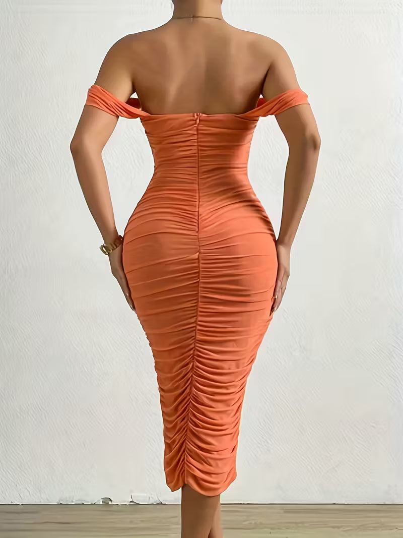 Robe courte moulante à épaules dénudées