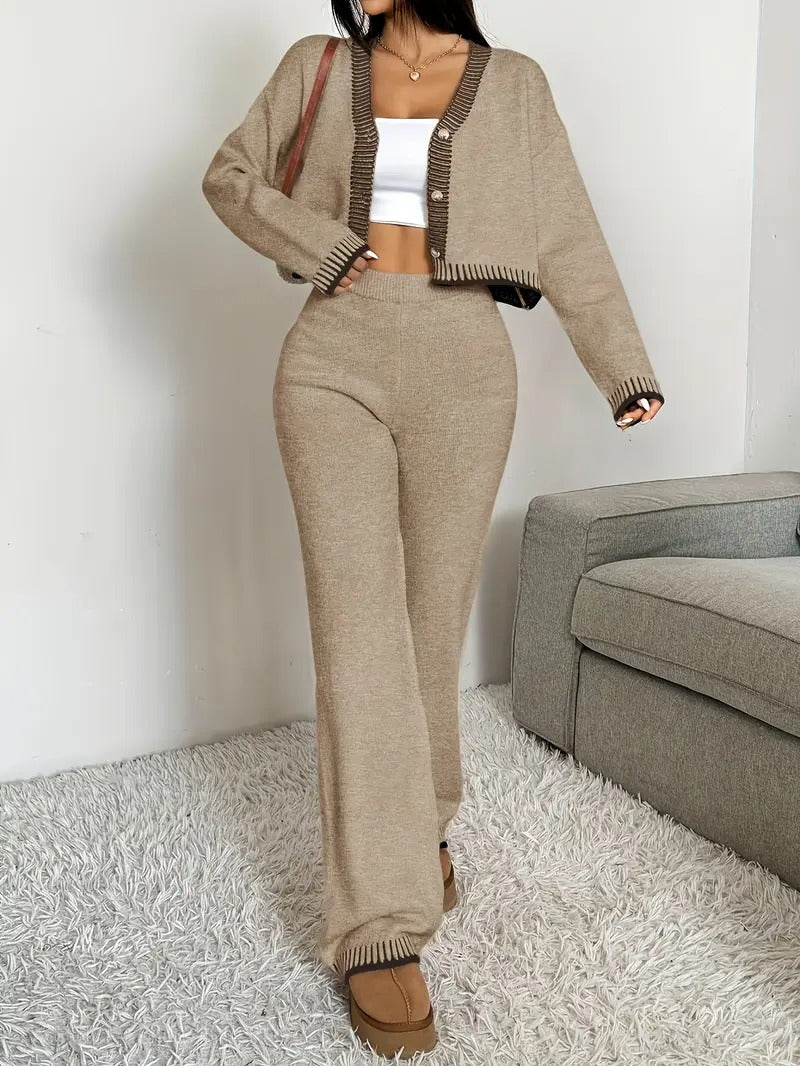 Ensemble deux pièces composé d'un cardigan en tricot et d'un pantalon à jambes larges