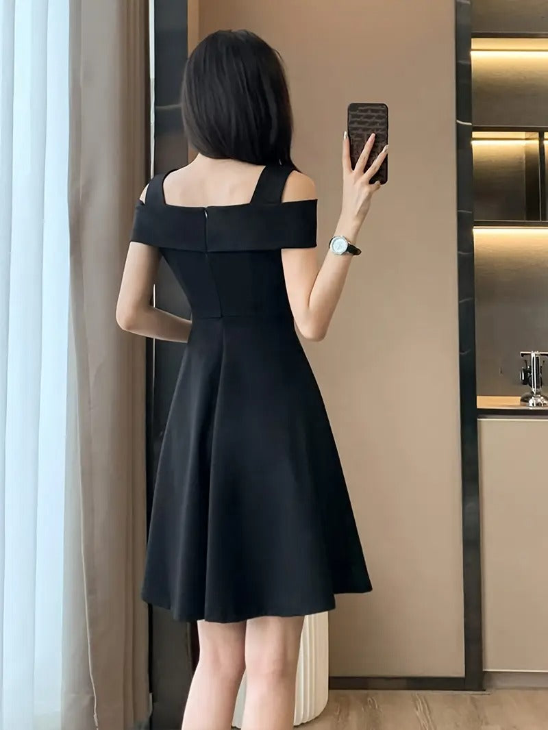 Robe courte moulante à épaules dénudées