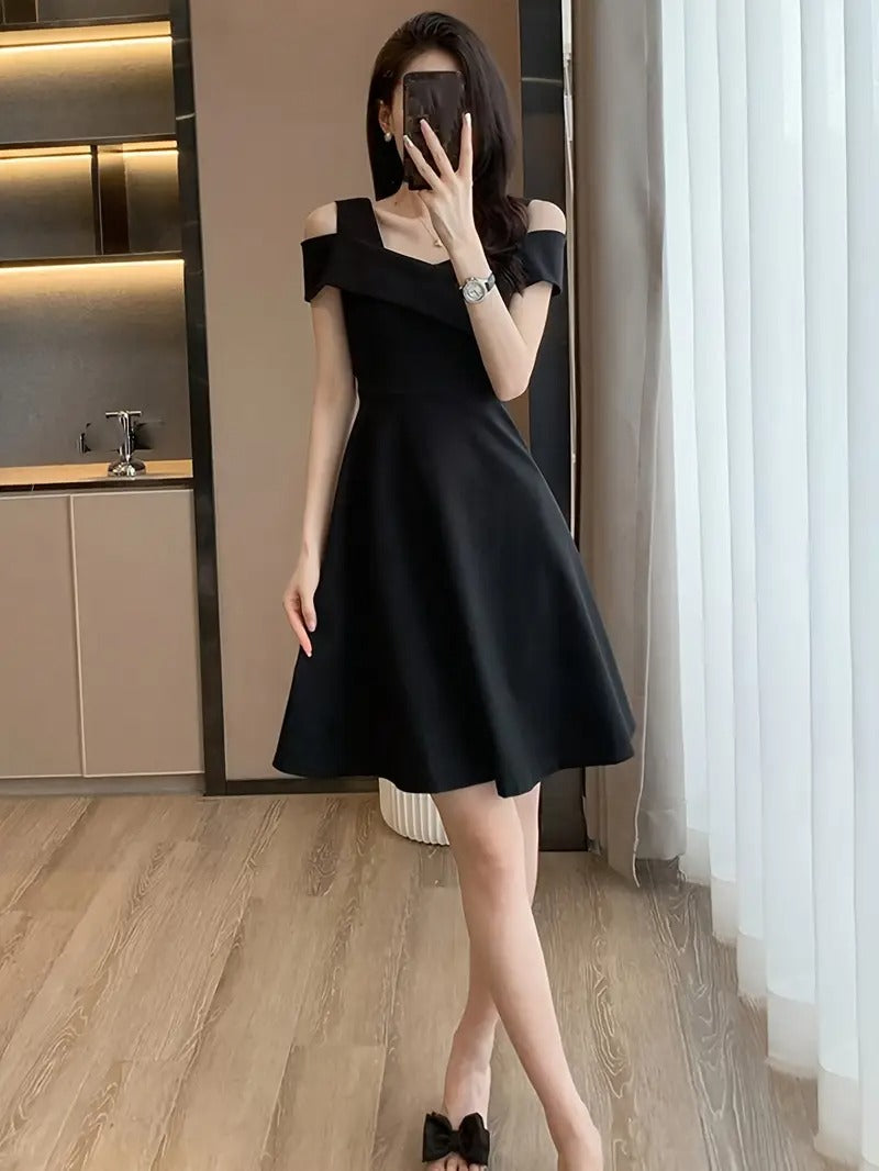 Robe courte moulante à épaules dénudées