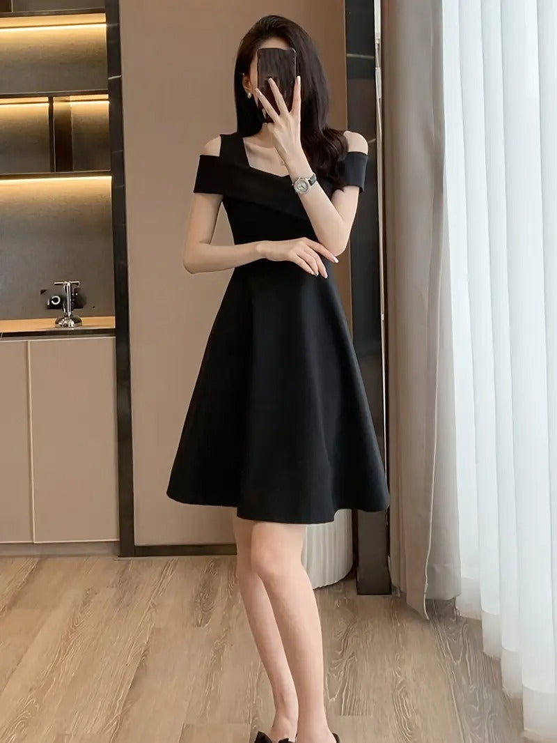 Robe courte moulante à épaules dénudées