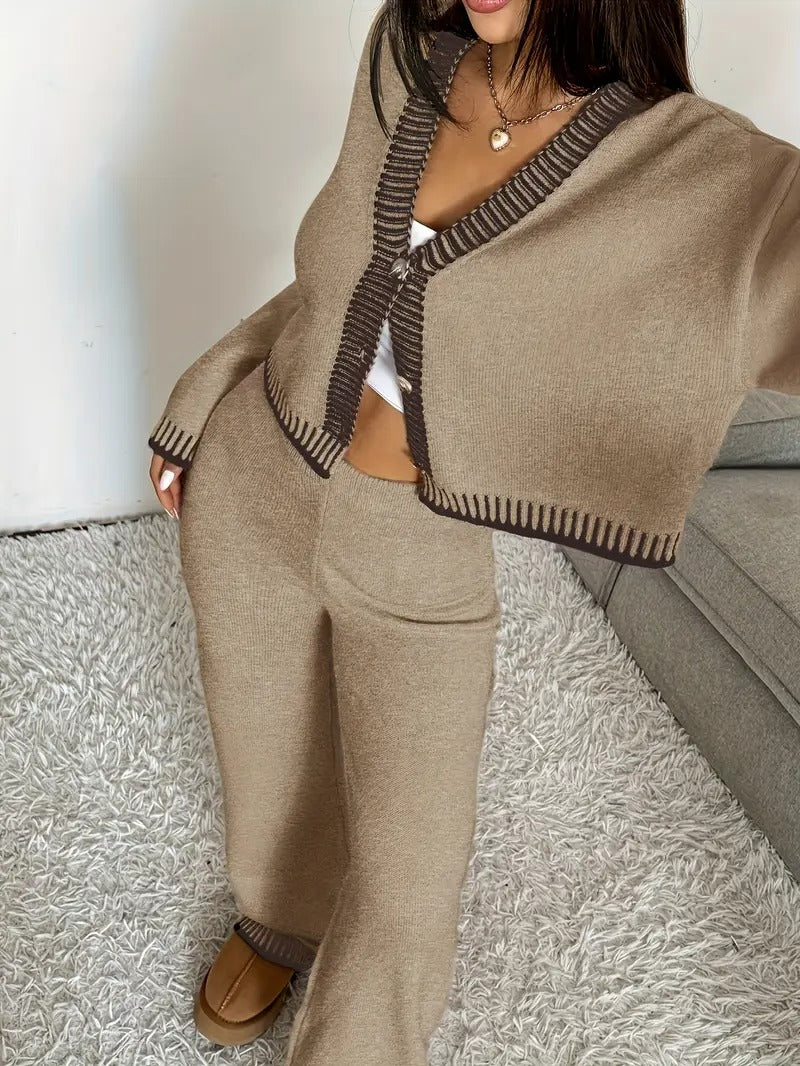 Ensemble deux pièces composé d'un cardigan en tricot et d'un pantalon à jambes larges