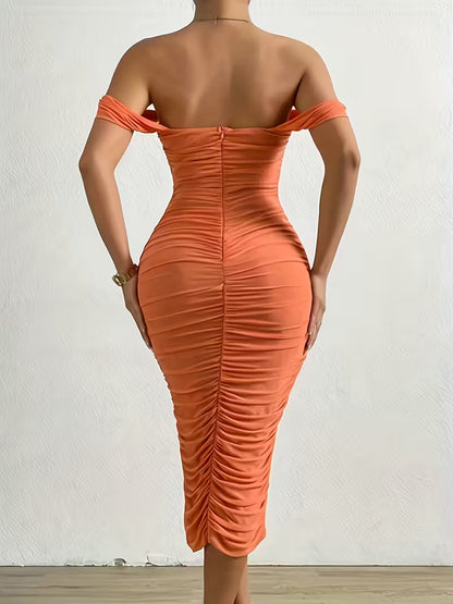 Robe courte moulante à épaules dénudées