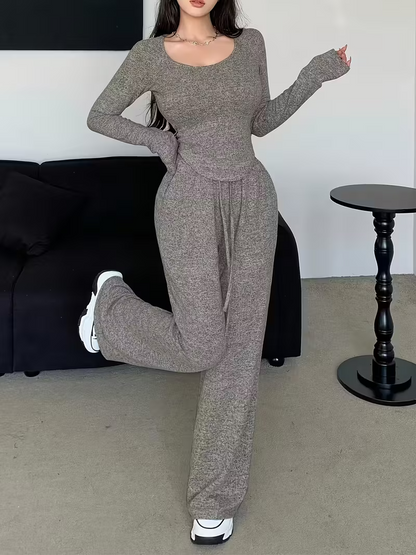 Ensemble décontracté composé d'un sweat-shirt à manches longues et d'un pantalon large à taille haute