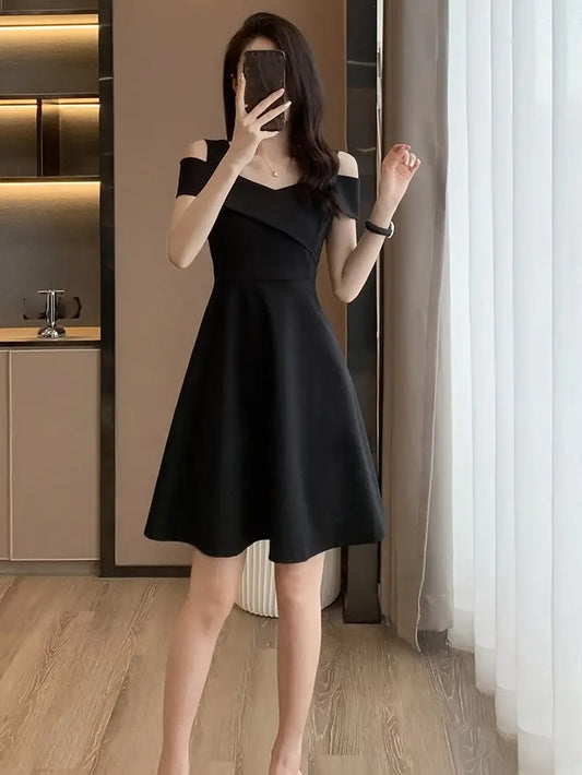 Robe courte moulante à épaules dénudées