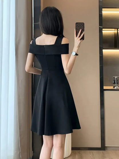 Robe courte moulante à épaules dénudées