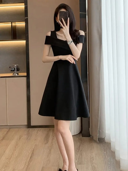 Robe courte moulante à épaules dénudées