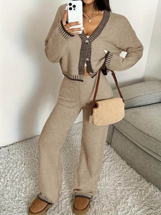 Ensemble deux pièces composé d'un cardigan en tricot et d'un pantalon à jambes larges