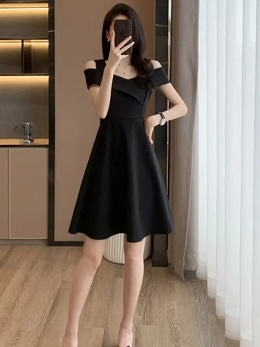 Robe courte moulante à épaules dénudées